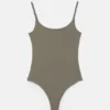 Body de poliamida con tirantes finos Body de poliamida con tirantes finos