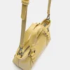 Bolso bandolera con detalle de anilla Bolso bandolera con detalle de anilla