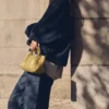 Bolso bandolera con detalle de anilla Bolso bandolera con detalle de anilla