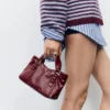 Bolso bandolera con detalle de anilla