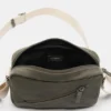 Bolso bandolera con efecto desgastado Bolso bandolera con efecto desgastado