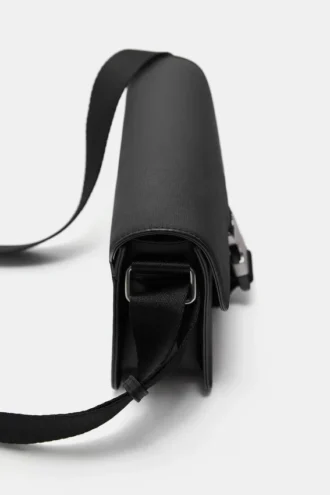Bolso bandolera con hebilla