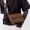 Bolso bandolera con pespuntes Bolso bandolera con pespuntes