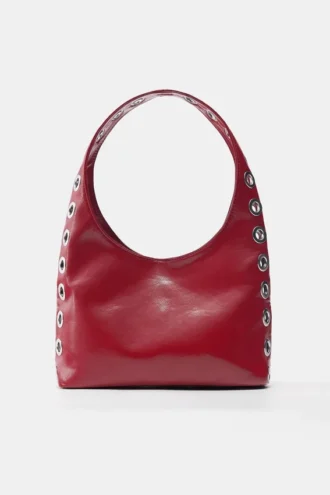 Bolso bandolera con tachuelas