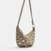 Bolso bandolera con tachuelas Bolso bandolera con tachuelas
