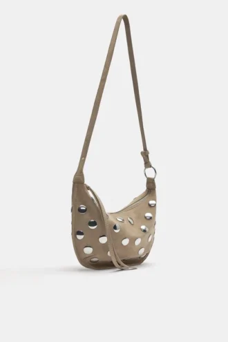 Bolso bandolera con tachuelas