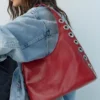 Bolso bandolera con tachuelas Bolso bandolera con tachuelas