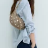 Bolso bandolera con tachuelas Bolso bandolera con tachuelas