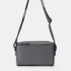 Bolso bandolera de tela recubierta de goma