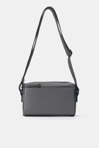 Bolso bandolera de tela recubierta de goma