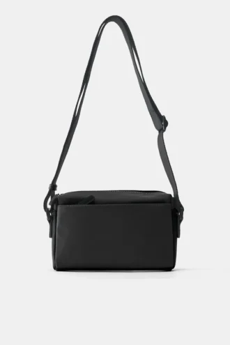 Bolso bandolera de tela recubierta de goma