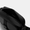 Bolso bandolera de tela recubierta de goma
