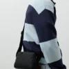 Bolso bandolera de tela recubierta de goma