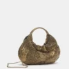 Bolso con abalorios y asa metálica
