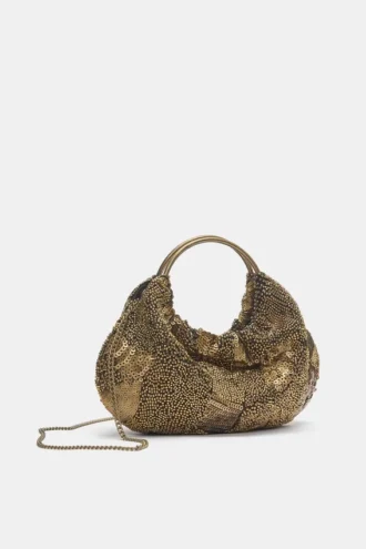 Bolso con abalorios y asa metálica