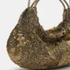 Bolso con abalorios y asa metálica