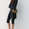 Bolso con abalorios y asa metálica