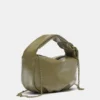 Bolso con detalle de anilla Bolso con detalle de anilla