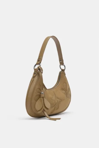Bolso de hombro con adornos