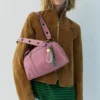 Bolso de hombro con adornos
