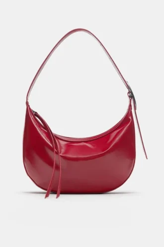 Bolso de hombro con detalles en la correa