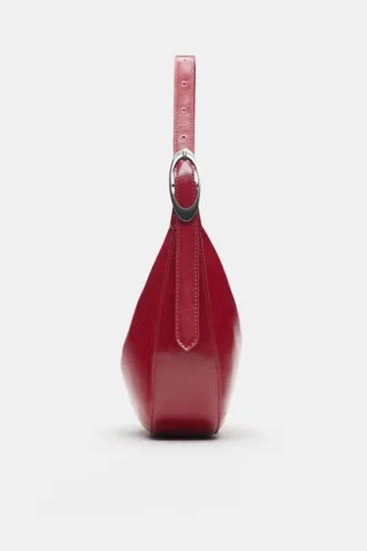 Bolso de hombro con detalles en la correa
