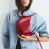 Bolso de hombro con detalles en la correa