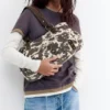 Bolso de hombro con estampado de vaca