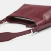 Bolso de hombro con pespuntes Bolso de hombro con pespuntes