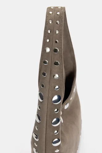 Bolso de hombro con tachuelas