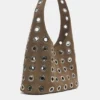Bolso de hombro con tachuelas