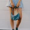 Bolso de hombro con tachuelas