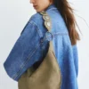 Bolso de hombro con tachuelas