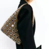 Bolso de hombro con tachuelas
