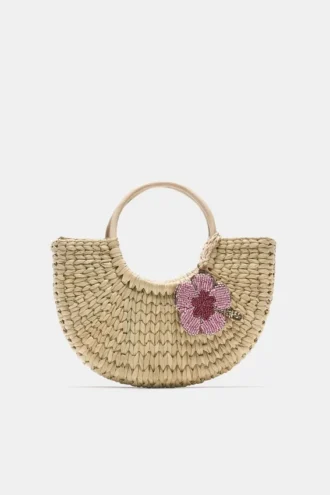 Bolso de mimbre con adornos