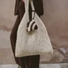 Bolso shopper con adornos de macramé Bolso shopper con adornos de macramé