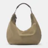 Bolso shopper con anillas y tachuelas