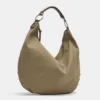 Bolso shopper con anillas y tachuelas