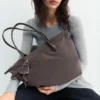 Bolso tipo shopper de nailon con detalle de colgante