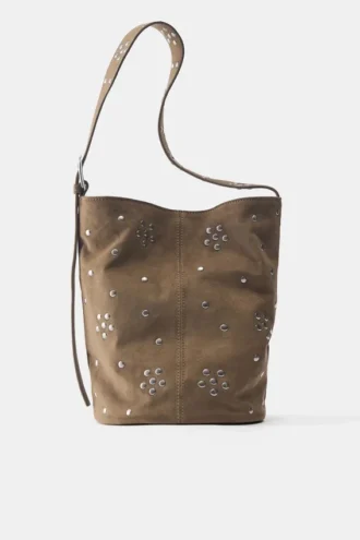Bolso tote con tachuelas
