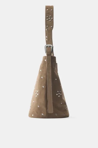 Bolso tote con tachuelas