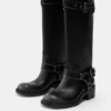 Botas altas de motero desgastadas Botas altas de motero desgastadas