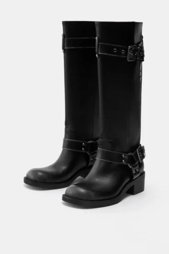 Botas altas de motero desgastadas