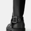 Botas altas de motero desgastadas Botas altas de motero desgastadas