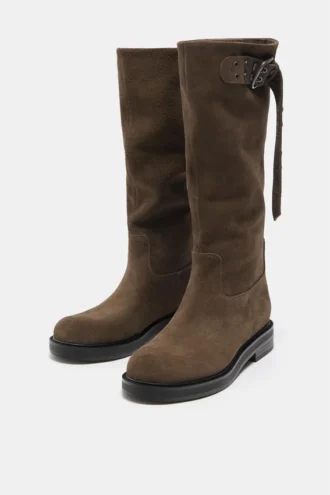 Botas altas de piel con hebilla