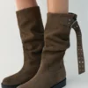 Botas altas de piel con hebilla Botas altas de piel con hebilla