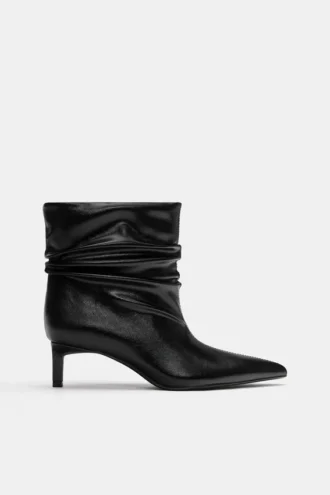 Botas de tacón alto con fruncidos