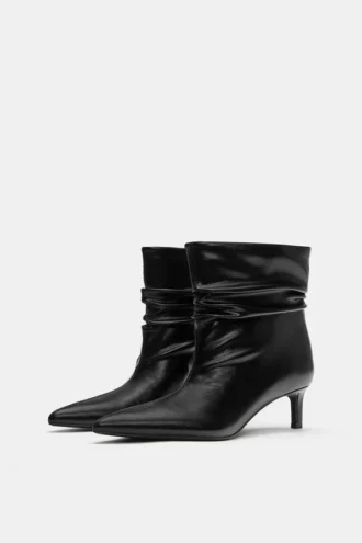 Botas de tacón alto con fruncidos