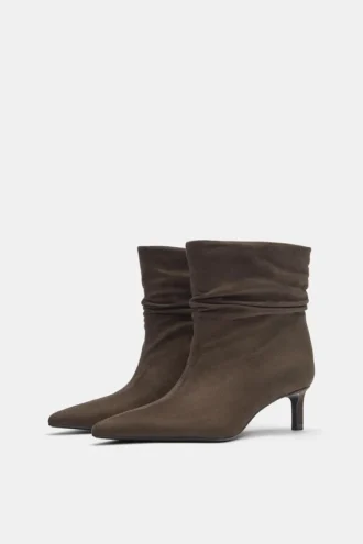 Botas de tacón alto con fruncidos