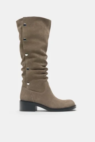 Botas de tacón alto de cuero con tachuelas